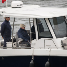 El Rey Emérito (con gorra blanca) en Sanxenxo el pasado noviembre.