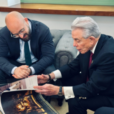 El alcalde de El Puerto de Santa María, Germán Beardo, con el embajador de Estados Unidos en España y Andorra, Benjamín León Jr.