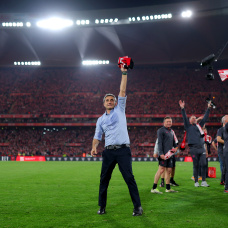 SEVILLE, SPAIN - APRIL 06: Ernesto Valverde, Head Coach of Athletic Club, celebrates victory in the Copa Del Rey Final between Athletic Club and Real Mallorca at Estadio de La Cartuja on April 06, 2024 in Seville, Spain. (Photo by Fran Santiago/Getty Images)