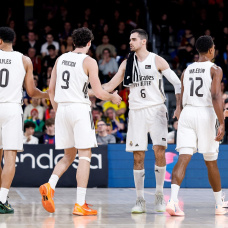 Jugadores del Real Madrid de baloncesto celebrando la victoria ante el Barça en el Palau Blaugrana