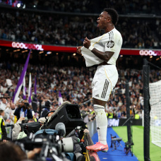 Vinícius Junior celebra  ante la grada del Santiago Bernabéu tras marcar un gol decisivo en el derbi contra el Atlético de Madrid.. (Photo by Florencia Tan Jun/Getty Images)