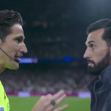 Munuera le explica la expulsión a Arbeloa