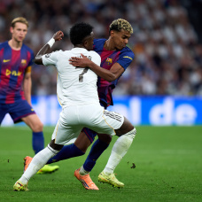 MADRID, SPAIN - OCTOBER 26: Lamine Yamal of FC Barcelona battles for possession with Vinicius Junior of Real Madrid during the LaLiga EA Sports match between Real Madrid CF and FC Barcelona at Estadio Santiago Bernabeu on October 26, 2025 in Madrid, Spain. (Photo by Angel Martinez/Getty Images)