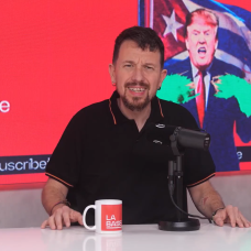 Pablo Iglesias, hablando sobre Cuba en su canal de propaganda.