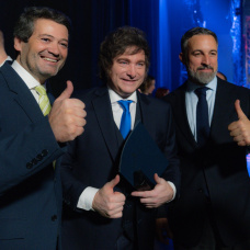 El líder de Vox, Santiago Abascal junto a Javier Milei y el lider de la formación Chega, André Ventura