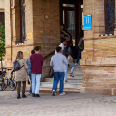 Turistas accediendo al hotel Alfonso XIII de Sevilla. 
FRANCISCO J.OLMO-EUROPA PRESS
05/3/2026