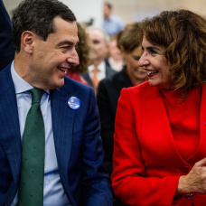 La vicepresidenta, ministra y candidata del PSOE en Andalucía, María Jesús Montero, junto al presidente de la Junta y candidato a la reelección con el PP, Juanma Moreno.