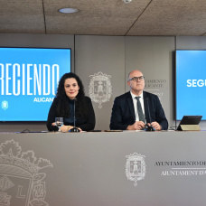 La portavoz del equipo de gobierno del Ayuntamiento de Alicante, Cristina Cutanda (i), y el vicealcalde de la ciudad, Manuel Villar (d), este martes.