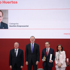 El Rey Felipe VI (c) al presidente de MAPFRE, Antonio Huertas (2d), durante la entrega de las acreditaciones a la XI Promoción de ‘Embajadores Honorarios de la Marca España’, en el Palacio de El Pardo, a 24 de marzo de 2026, en Madrid (España).
Alejandro Martínez Vélez / Europa Press
24/3/2026