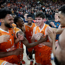 De Larrea felicitado por sus compañero tras convertir dos tiros libres determinantes.