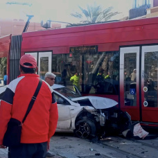 El tranvía y el coche implicados tras el accidente en Valencia.
