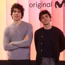 Javier Calvo y Javier Ambrossi, en una presentación de Movistar Plus.