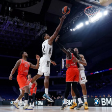 Real Madrid pasa por encima de Hapoel para seguir firme como local