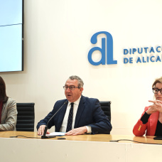 Toni Pérez  con Ana Serna y Marina Sáez este miércoles durante la presentación del Plan +Cerca 2026