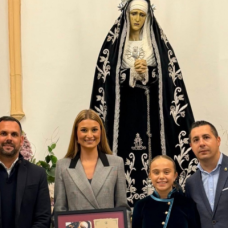 En el centro de la imagen Berta Peiró y Lucía García.