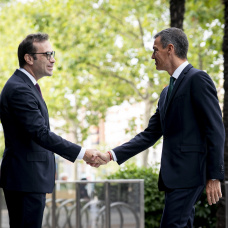 El presidente del Gobierno, Pedro Sánchez, saluda al ministro de Economía y ahora también de Hacienda, Carlos Cuerpo.