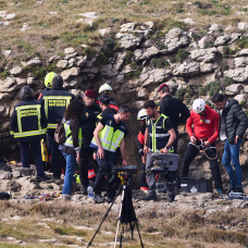 Equipos de rescate y servicios de emergencias trabajan en el lugar de los hechos, la playa de El Bocal, a 4 de marzo de 2026, en Santander.
accidente bocal 




FOTO: Juanma Serrano