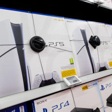 Imagen de PlayStation 5 en una tienda.