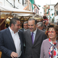 Inocencio Gil Resino, exalcalde de Pepino, a la izquierda de la imagen

CASTILLA LA MANCHA.-Gregorio valora las obras para aportar recursos del Tajo a la Zona Regable del Canal Bajo Alberche en Talavera y Pepino.
El delegado del Gobierno en Castilla-La Mancha, José Julián Gregorio, ha valorado este sábado durante su visita al Mercado Medieval del Pepino (Toledo) junto al alcalde de la localidad, Inocencio Gil, las obras de emergencia para la aportación de recursos hídricos del río Tajo a la Zona Regable del Canal Bajo del Alberche, campaña 2018, en los términos municipales de Talavera de la Reina y Pepino, por un importe máximo de 1.079.925 euros, pues es una buena noticia para toda la comarca de Talavera.
21/4/2018