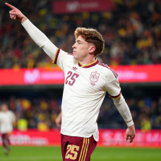 Víctor Muñoz celebra su gol con España en su debut absoluto ante Serbia en La Cerámica.