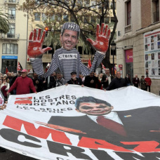 Manifestantes en contra Carlos Mazón