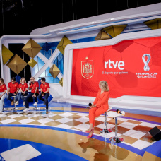 La directora de comunicación de TVE, María Eizaguirre y el equipo que trabajó en el Mundial de Qatar 2022