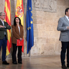 El presidente de la Generalitat Valenciana, Juanfran Pérez Llorca y representantes sindicales y de la patronal de empresarios