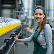 Imagen de una joven en una línea de producción. 
REMITIDA / HANDOUT por MINISTERIO DE EMPLEO
02/10/2024
