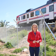 La alcaldesa de Xirivella, Paqui Bartual, junto al vallado de las vías del tren de Adif.