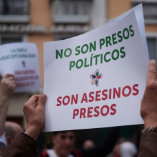 Varias personas durante una concentración contra un acto celebrado a favor de los presos de ETA.