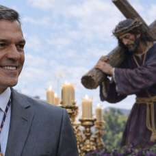 Imagen creada con IA de Pedro Sánchez asistiendo a una procesión
