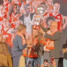 El presidente de Mercadona, Juan Roig, levanta la Copa de la Reina del Valencia Basket Femenino