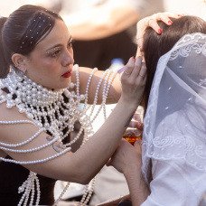Una fan maquilla a otra en la fila para la entrada al Movistar Arena el pasado lunes.