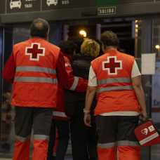 Familiares de los pasajeros del tren procedente de Puerta de Atocha y con destino Huelva, acuden a la estación de trenes de Huelva.