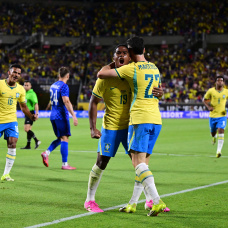 Gabriel Martinelli celebra junto a Endrick. (Photo by Julio Aguilar/Getty Images)