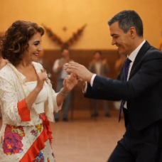 María Jesús Montero y Pedro Sánchez bailando en la Feria