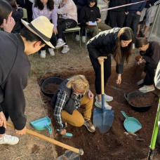 Alumnos del IES Canet excavando una fosa simulada de la Guerra Civil