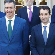 El presidente del Gobierno, Pedro Sánchez, y el presidente de Indra, Ángel Escribano, en una imagen de archivo