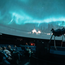 La alcaldesa de Castellón, Begoña Carrasco, visita el planetari para poder disfrutar del nuevo proyecto 4K