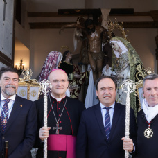 El President Pérez Llorca en la procesión de la Santa Crus de Alicante.