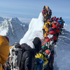 Escaladores y sherpas en una subida turística al Everest
