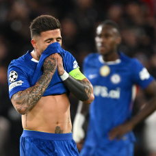 Enzo Fernández, cabizbajo tras un gol del PSG en Stamford Bridge. (Foto: Mike Hewitt/Getty Images)