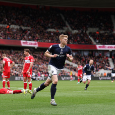 Josh Coburn celebra el segundo gol del Millwall en Riverside. (Foto: George Wood/Getty Images)
