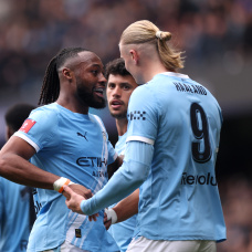 Semenyo celebra su gol junto a Haaland en el City–Liverpool de FA Cup en el Etihad Stadium. (Carl Recine/Getty Images)