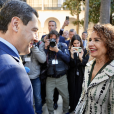(Foto de ARCHIVO)
La vicepresidenta primera y ministra de Hacienda y candidata a la Junta de Andalucía del PSOE-A, María Jesús Montero saluda al presidente de la Junta de Andalucía, Juanma Moreno (d) a su llegada al acto del Día de Andalucía. A 28 de febrero de 2026 en Sevilla, Andalucía (España).Con motivo del Día de Andalucía (28F), se celebra en el Parlamento de Andalucía (Sevilla) un pleno institucional extraordinario. El presidente de la Junta, Juanma Moreno, asiste al acto, que incluye principalmente la lectura del discurso a cargo del presidente del Parlamento, Jesús Aguirre.

María José López / Europa Press
28/2/2026