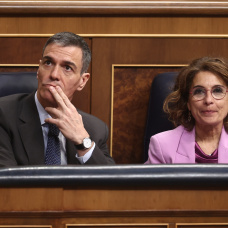 El presidente del Gobierno, Pedro Sánchez, y la vicepresidenta primera y ministra de Hacienda, María Jesús Montero, en el Congreso.