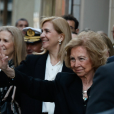 Las infantas Elena  y Cristina junto a su madre en la Semana Santa de Murcia.