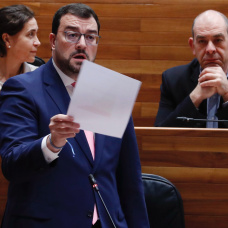 El presidente del Principado, Adrián Barbón, en el Pleno de la Junta.