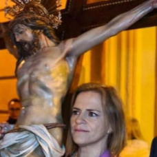 Pilar Bernabé porta el Cristo del Perdón durante la Semana Santa Marinera de Valencia.
