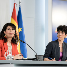 La ministra de Igualdad, Ana Redondo, y la ministra de Inclusión, Seguridad Social y Migraciones de España, Elma Saiz